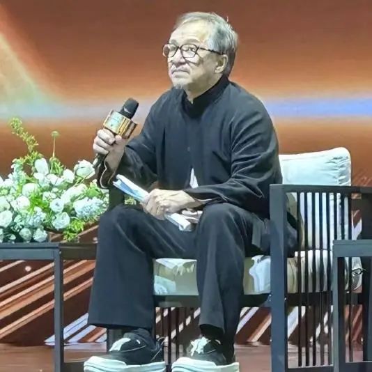 成龙与张丰毅年龄相近但身材差距大，揭秘背后的原因与奋斗历程